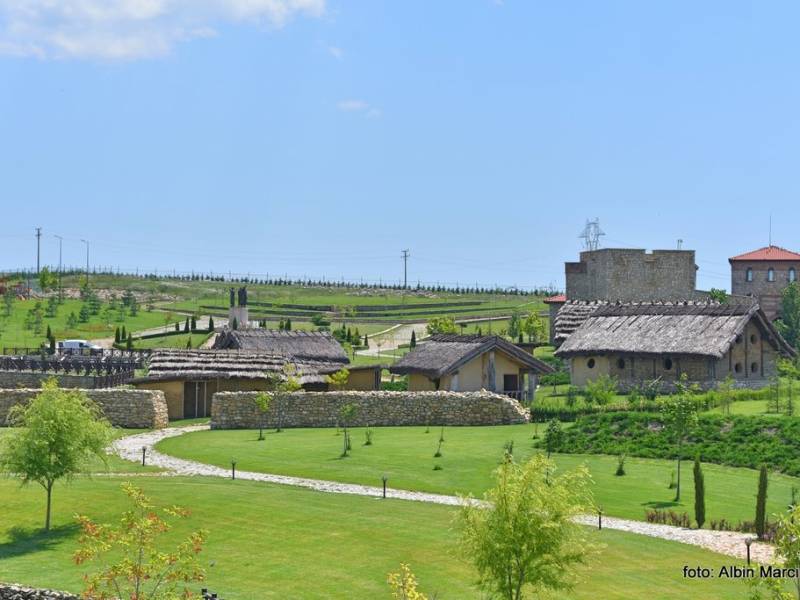 Bułgaria, Neofit Rilski - Park Historyczny ukazujący neolit, starożytność i wczesne średniowiecze